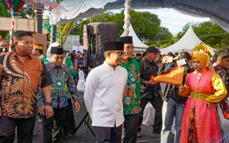 Wali Kota Palangka Raya Fairid Naparin saat mengunjungi pasar ramadan Datah Manuah (Foto : IST)