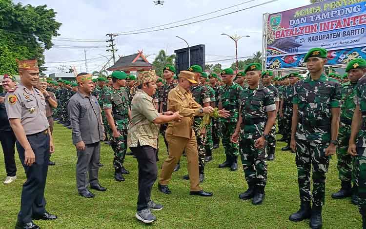Penyambutan kedatangan 529 prajurit Yonif TP 924/Uria Mapas di Kabupaten Barito Timur dengan tradisi potong pantan dan kampung tawar, Senin, 16 Maret 2026. (FOTO: AGUSTINUS BOLE MALO)