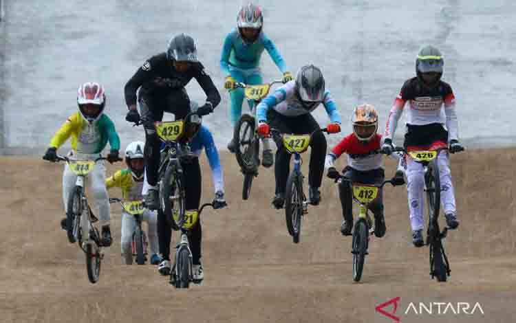 Ilustrasi - Olahraga balap sepeda BMX. ANTARA FOTO/Budi Candra Setya/YU