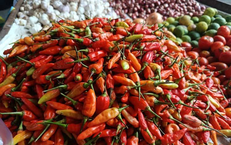 Cabai dijual di Pasar Besar Palangka Raya. (Foto: MARINI)