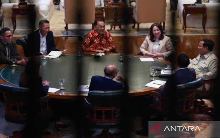 Presiden Prabowo Subianto (kanan) berdiskusi dengan beberapa jurnalis senior, ekonom, dan pengamat di kediaman pribadi Presiden RI, Hambalang, Kabupaten Bogor, Jawa Barat, Selasa (17/3/2026). ANTARA/HO-Tim Media Presiden Prabowo Subianto