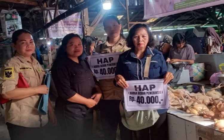 Staf DPKUKMP Palangka Raya saat melakukan pemantauan operasi pasar ayam broiler di Pasar Kahayan Palangka Raya (Foto : PATHUR)