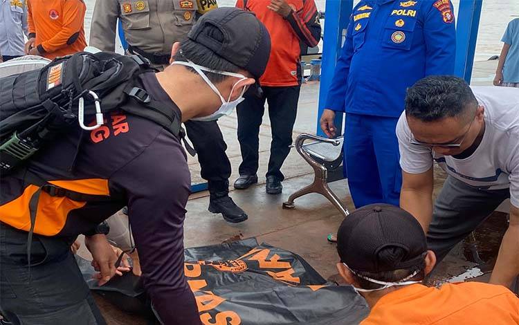 Tim SAR Gabungan saat mengevakuasi jenazah balita yang terjatuh dari lanting (Foto : IST)