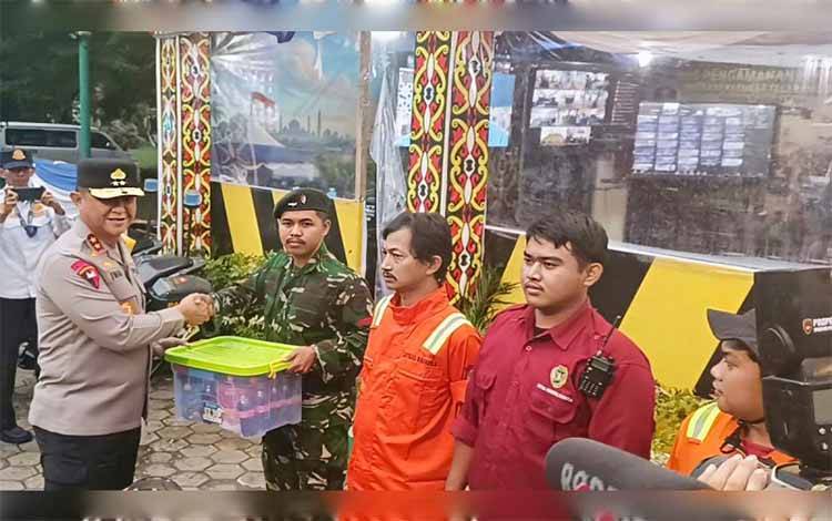 Kapolda Kalteng, Irjen Pol Iwan Kurniawan, pada saat memberikan bantuan kepada petugas Operasi Ketupat Telabang 2026, di Pos Polisi Bundaran Besar Palangka Raya, Jumat (20/3/2026). ANTARA/HO-Humas Polda Kalteng