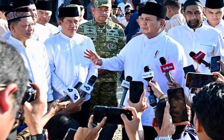 Presiden Prabowo Subianto memberikan keterangan kepada wartawan usai salat Idul Fitri di Aceh Tamiang, Aceh, Sabtu (21/3/2026) ANTARA/HO-Biro Pers Sekretariat Presiden