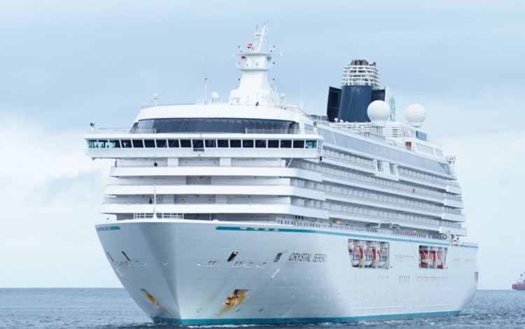 Kapal pesiar Crystal Serenity yang sandar di Pelabuhan Makassar disambut baik pihak SPJM Pelindo. ANTARA/ HO-SPJM Pelindo