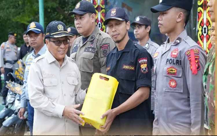 Ketua DPRD Kota Palangka Raya, Subandi, saat memberikan tali asih kepada petugas posko lebaran (Foto:MARINI)