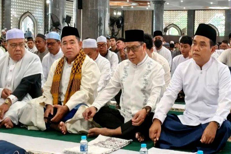 Wakil Wali Kota Palangka Raya, Achmad Zaini (kanan) saat Salat Idul Fitri di Palangka Raya, Sabtu (21/3/2026). (ANTARA/Dokumentasi Pribadi)