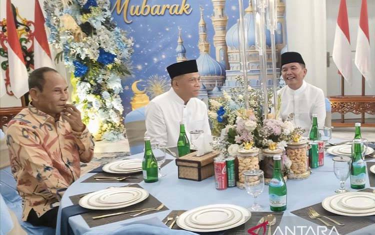 Gubernur Kalteng Agustiar Sabran (kanan) saat duduk bersama unsur Forkopimda dalam gelaran Open House Lebaran di Istana Isen Mulang, Palangka Raya, Sabtu (21/3/2026). (ANTARA/Jaya WM)