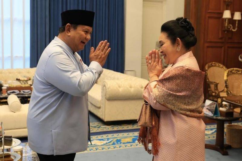 Presiden Prabowo Subianto (kiri) dan Titiek Soeharto saling berbalas salam dalam momen perayaan Hari Raya Idul Fitri 1447 Hijriah, di Istana Kepresidenan, Jakarta, Sabtu (21/3/2026). ANTARA/Instagram/@prabowo