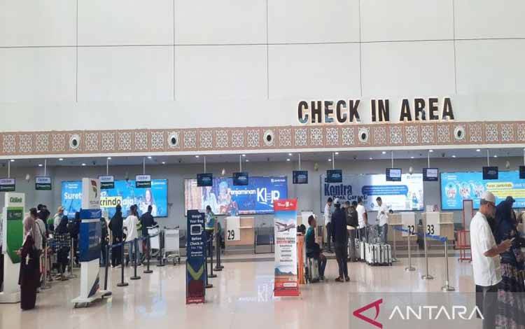 Para penumpang pesawat udara saat berada di ruang cek inn tiket di gedung terminal keberangkatan Bandara Internasional Syamsudin Noor, Minggu (22/3/2026). (ANTARA/Firman)