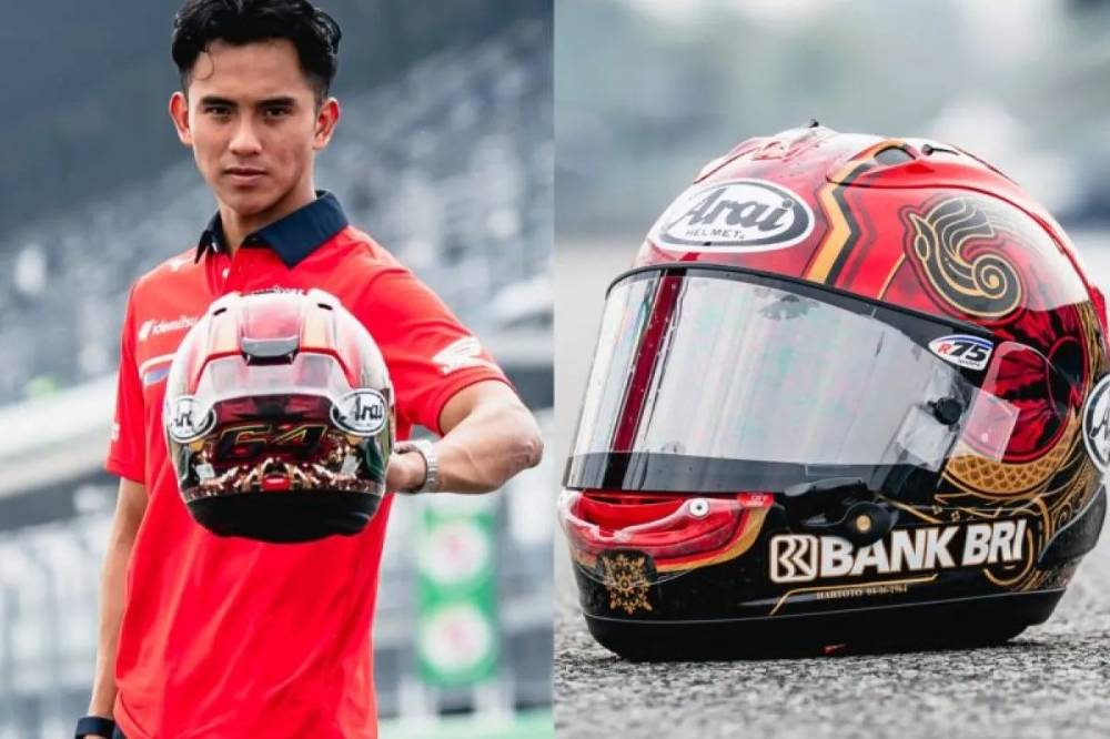 Pembalap muda Indonesia Mario Suryo Aji menunjukkan helm bermotifkan batik Magetan yang digunakan di ajang Moto2 2026. (ANTARA/HO-Diskominfo Kab Magetan)