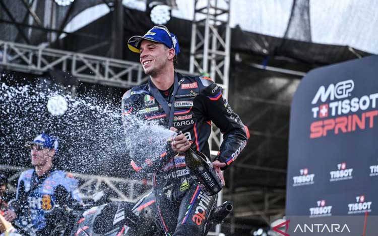 Arsip foto - Pembalap Aprilia Racing Marco Bezzecchi (kanan) berselebrasi usai memenangi sesi Sprint Race MotoGP Indonesia 2025 di Sirkuit Internasional Pertamina Mandalika, Lombok Tengah, Nusa Tenggara Barat, Sabtu (4/10/2025). ANTARA FOTO/Ahmad Subaid/agr