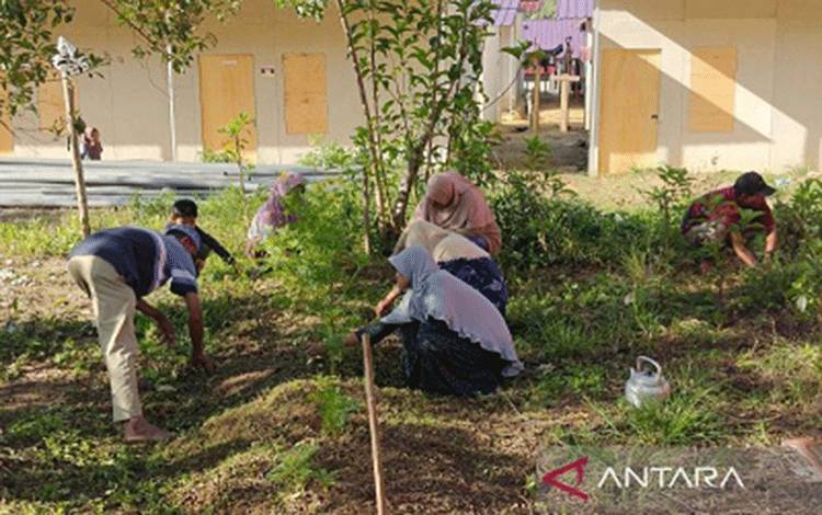 Warga penyintas banjir bandang berziarah di pemakaman massal di kompleks hunian sementara Desa Agusen, Blangkejeren, Gayo Lues, Aceh. ANTARA/M Riezko Bima Elko Prasetyo (ANTARA/M Riezko Bima Elko Prasetyo)