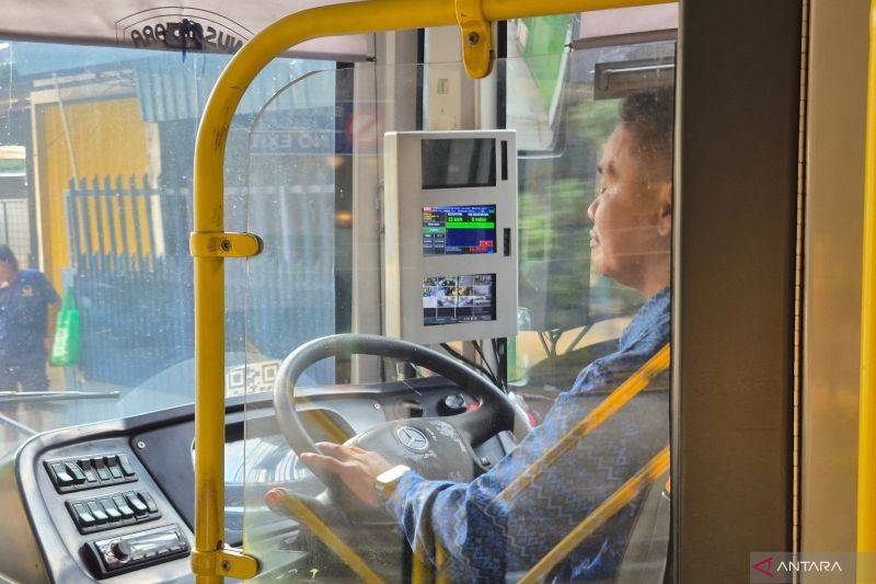 Dasman, pengemudi Transjakarta rute 1H Tanah Abang-Gondangdia sedang mengemudikan busnya di Jakarta, Kamis (19/3/2026). ANTARA/Sean Filo Muhamad