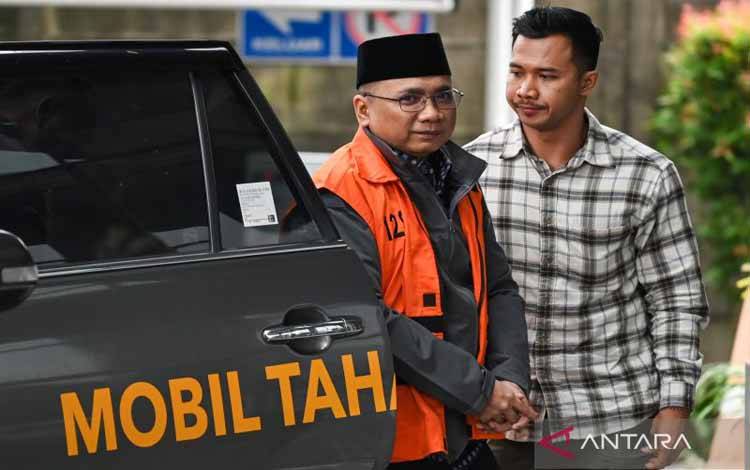 Tersangka kasus dugaan korupsi kuota haji dan penyelenggaraan ibadah haji Yaqut Cholil Qoumas (kiri) tiba di Gedung Merah Putih KPK, Jakarta, Selasa (24/3/2026). Mantan Menteri Agama periode 2020-2024 Yaqut Cholil Qoumas kembali menjalani penahanan di rumah tahanan (rutan) usai berstatus tahanan rumah dari (19/3/2026) atas permohonan keluarga. ANTARA FOTO/Fakhri Hermansyah/agr (ANTARA FOTO/FAKHRI HERMANSYAH)
