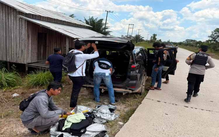 Personel Satresnarkobar Polres Kobar menggeledah mobil diduga pelaku kurir sabu jaringan antar provinsi