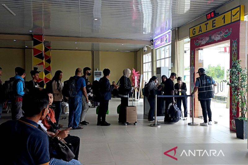 Suasana boarding penumpang di Bandara Haji Asan Sampit, Jumat (20/3/2026). (ANTARA/Devita Maulina)
