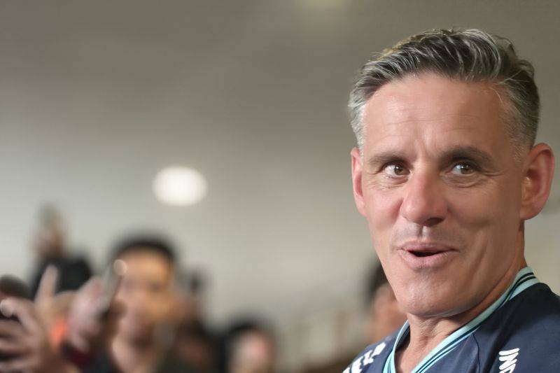 Pelatih tim nasional Indonesia John Herdman menyampaikan keterangan usai sesi latihan perdana Timnas Indonesia di Stadion Madya, GBK, Jakarta, Selasa (24/3/2026), untuk menghadapi St. Kitts & Nevis di laga FIFA Series. (ANTARA/Andi Firdaus)