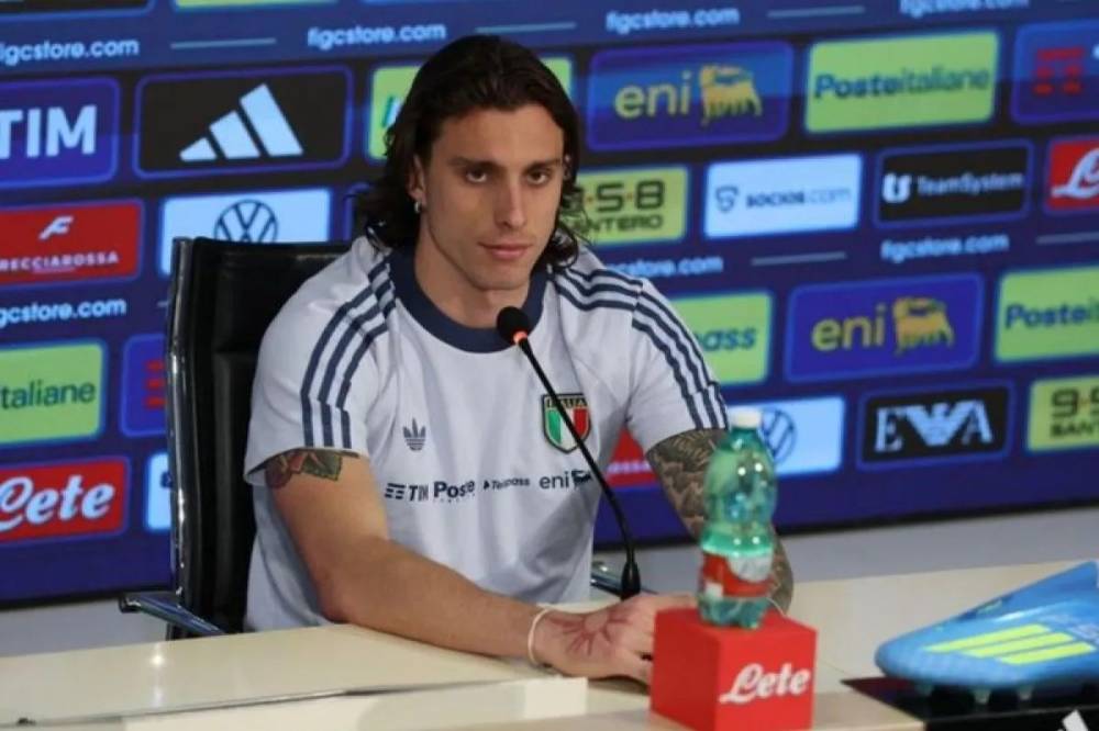Bek sayap Timnas Italia Riccardo Calafiori menghadiri sesi konferensi pers di tempat pemusatan latihan Coverciano, Florence, Selasa (24/3/2026) waktu setempat. figc.it