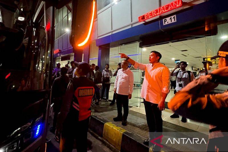 Menteri Perhubungan Dudy Purwagandhi (kiri) bersama Sekretaris Kabinet (Seskab) Teddy Indra Wijaya (kanan) memantau arus balik Lebaran 1447 Hijriah di Terminas Bus Terpadu Pulo Gebang, Jakarta Timur, Rabu (25/3/2026) dini hari. ANTARA/Harianto