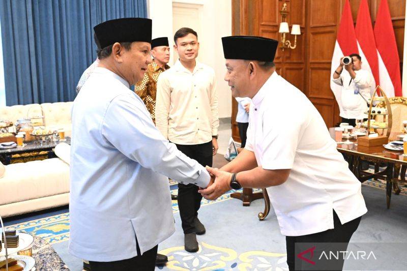 Kepala BGN Dadan Hindayana (depan, kanan) menjabat tangan Presiden Prabowo Subianto pada gelar griya (open house) di Istana Merdeka dalam rangka menyambut Idul Fitri di Jakarta, Sabtu (21/3/2026). ANTARA/HO-BGN.