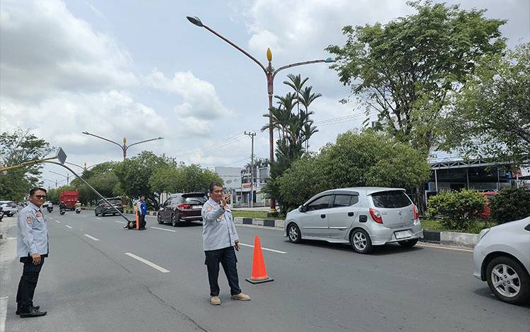 Plt Kepala Dishub Palangka Raya Hadi Suwandoyo saat mengatur lalu lintas di lokasi Warning Light patah. (Foto : PATHUR)