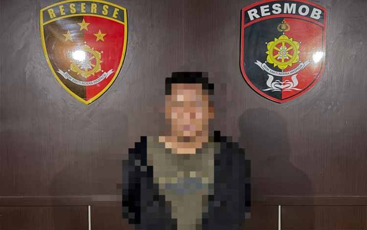 Terduga pelaku pencurian Alfamart WP saat diamankan di Satreskrim Polresta Palangka Raya (Foto : IST)