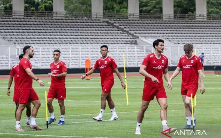 Sejumlah pesepak bola Timnas Indonesia mengikuti latihan jelang laga FIFA Series 2026 di Stadion Madya, Kompleks GBK, Senayan, Jakarta, Selasa (24/3/2026). Latihan tersebut sebagai persiapan menjelang pertandingan melawan Timnas ST Kitts and Nevis pada FIFA Series 2026 yang berlangsung Jumat (27/3) di Stadion Utama Gelora Bung Karno. (ANTARA FOTO/Bayu Pratama S/nym.)