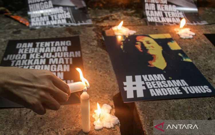 Aktivis menyalakan lilin dalam aksi solidaritas doa bersama untuk Andrie Yunus di depan Kantor Komnas HAM, Jakarta, Selasa (17/3/2026). Aksi tersebut dalam rangka memberikan dukungan kepada Andrie Yunus yang tengah menjalani perawatan usai mengalami teror penyiraman air keras oleh orang tak dikenal pada Kamis (12/3) malam. ANTARA FOTO/Darryl Ramadhan/foc