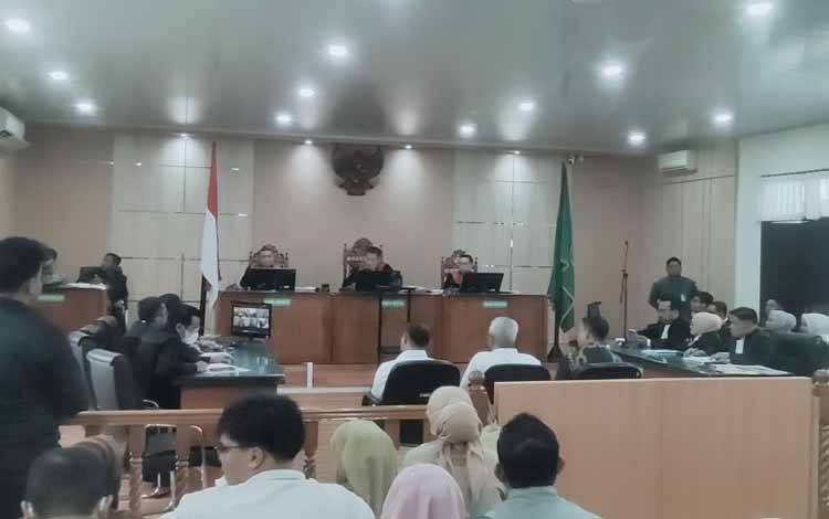 Suasana Gubernur Riau nonaktif Abdul Wahid menjalani sidang perdana di PN Pekanbaru. ANTARA/Bayu Agustari Adha