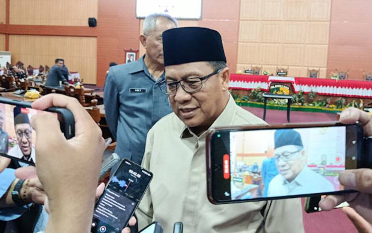 Ketua DPRD Kota Palangka Raya, Subandi, saat diwawancara awak media (Foto: MARINI)