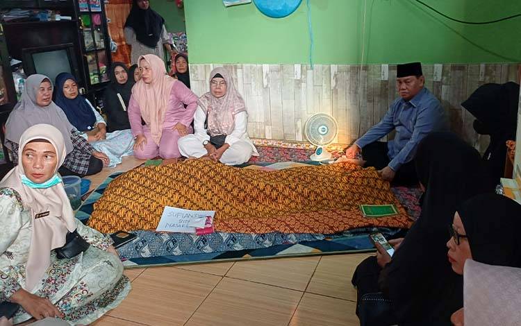 Bupati Kotawaringin Timur Halikinnor di rumah duka Camat Baamang Sufiansyah, Kamis, 26 Maret 2026. (FOTO: DEWIP)
