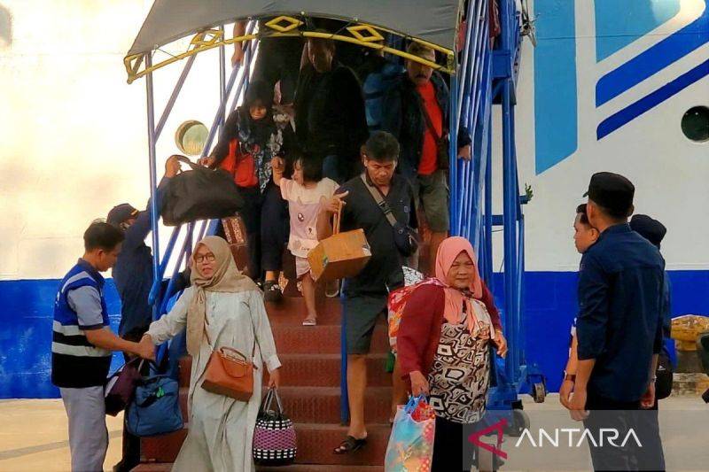 Dokumentasi - Masyarakat dari Pulau Jawa tiba di Pelabuhan Sampit beberapa waktu lalu. (ANTARA/Devita Maulina)