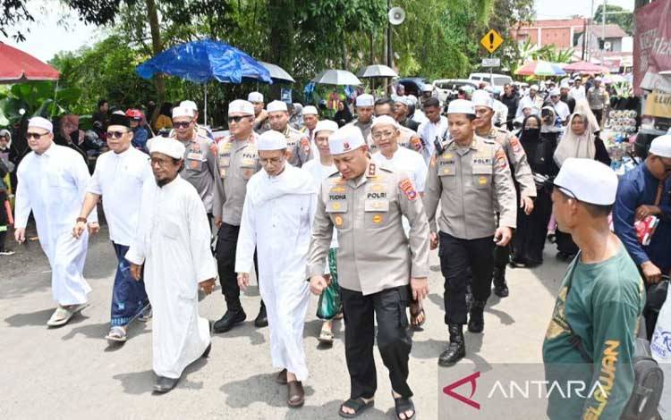 Kapolda Kalimantan Selatan Irjen Pol Dr Rosyanto Yudha Hermawan saat mengawal kedatangan para ulama di haul ke-220 Syekh Muhammad Arsyad Al-Banjari atau Datu Kalampayan, Kamis (26/3/2026). (ANTARA/Firman)