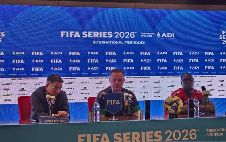 Pelatih timnas St Kitts dan Nevis Marcelo Augusto Silva Serrano (tengah) dan pemainnya Julani Archibald (kanan) menghadiri jumpa pers di Jakarta, Kamis (26/3/2026), menjelang pertandingan FIFA Series 2026 melawan Indonesia di Stadion Utama Gelora Bung Karno. (ANTARA/RAUF ADIPATI)