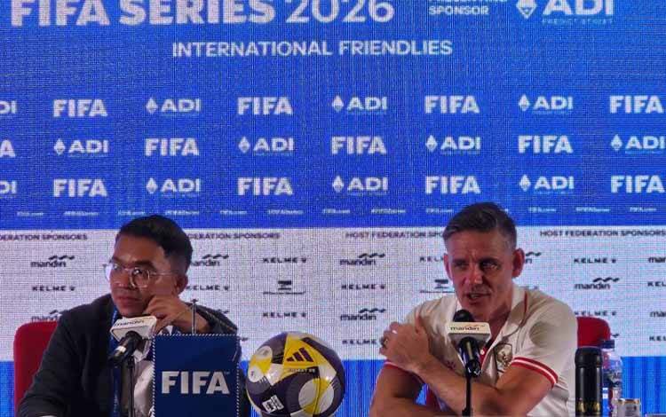 Pelatih timnas Indonesia John Herdman (kanan) menjawab pertanyaan para pewarta pada jumpa pers setelah pertandingan FIFA Series antara Indonesia melawan St Kitts and Nevis di Stadion Utama Gelora Bung Karno, Jakarta, Jumat (27/3/2026). (ANTARA/RAUF ADIPATI)