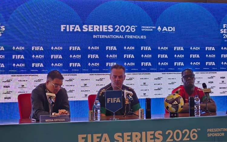 Pelatih timnas St Kitts dan Nevis Marcelo Augusto Silva Serrano (tengah) dan pemainnya Julani Archibald (kanan) menghadiri jumpa pers di Jakarta, Kamis (26/3/2026), menjelang pertandingan FIFA Series 2026 melawan Indonesia di Stadion Utama Gelora Bung Karno. (ANTARA/RAUF ADIPATI)