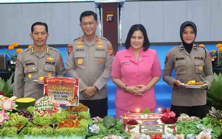 Kapolda Kalteng Irjen Pol Iwan Kurniawan (dua dari kiri) saat berfoto pada perayaan HUT Polda Kalteng yang ke-31. (FOTO: IST)