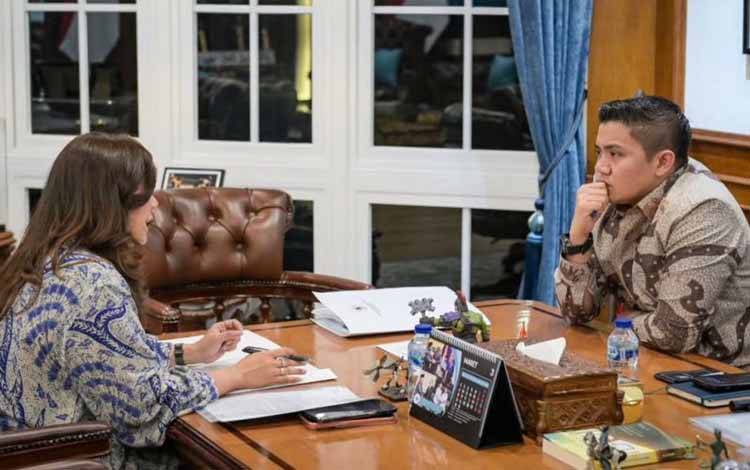 Sekretaris Kabinet Teddy Indra Wijaya (kanan) menerima kunjungan Menteri Komunikasi dan Digital Meutya Hafid di Kantor Sekretariat Kabinet, Jumat (27/3/2026). ANTARA/HO-Sekretariat Kabinet