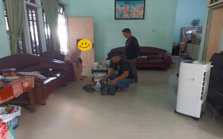 Personel Satpol PP Kobar saat menertibkan peredaran miras ilegal