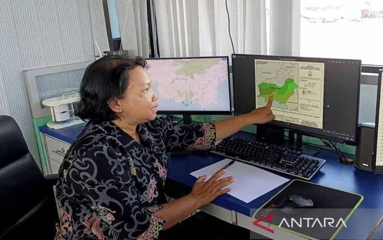 Prakirawan BMKG Kotim Mitra Hutauruk ketika menjelaskan terkait kondisi cuaca Kotim belum lama ini. ANTARA/Devita Maulina