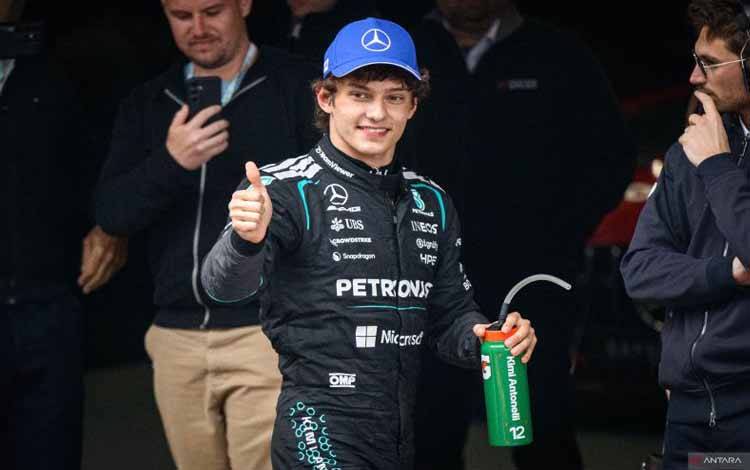 Pebalap Italia Andrea Kimi Antonelli dari tim Mercedes AMG Petronas F1 usai menjuarai balap F1 GP China 2026 di Shanghai International Circuit, China, Minggu (15/3/2026). Antonelli meraih posisi pertama sementara rekan setimnya George Russell pada posisi kedua dan Lewis Hamilton dari Scuderia Ferrari HP meraih posisi ketiga. ANTARA FOTO/John Ricky-Anadolu Agency/foc.