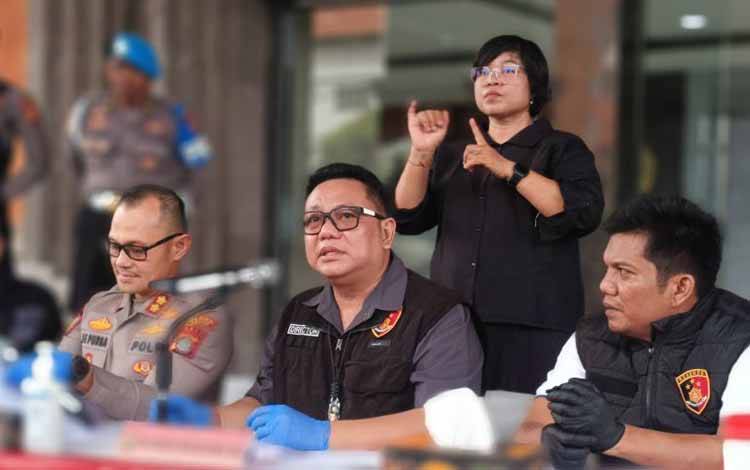 Direktur Reserse Kriminal Umum Kepolisian Daerah Bali Komisaris Besar Polisi I Gede Adhi Muliawarman (tengah) didampingi Kapolres Badung AKBP Joseph Edward Purba serta jajaran memberikan keterangan kepada wartawan terkait perkembangan penyelidikan kasus pembunuhan WNA asal Belanda dalam konferensi pers di Mapolda Bali, Denpasar, Sabtu (28/3/2026). ANTARA/Rolandus Nampu