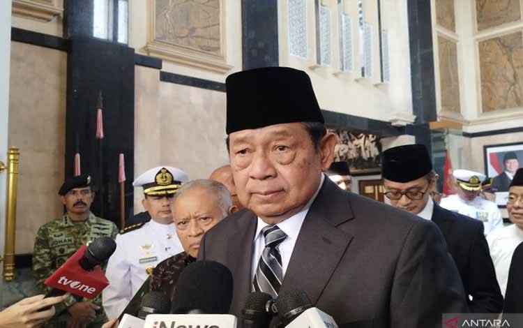 Presiden Ke-6 Republik Indonesia Susilo Bambang Yudhoyono saat diwawancarai usai bertakziah atas wafatnya mantan Menteri Pertahanan Juwono Sudarsono di Gedung Kementerian Pertahanan, Jakarta, Minggu (29/3/2026). (ANTARA/Bagus Ahmad Rizaldi)