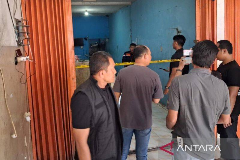 Tim Identifikasi Ditreskrimum Polda Metro Jaya melakukan olah TKP penemuan mayat di kios Ayam Geprek Perumahan Mega Regency Blok D33, Desa Sukaragam, Kecamatan Serang Baru, Kabupaten Bekasi, Minggu.ANTARA/Pradita Kurniawan Syah.