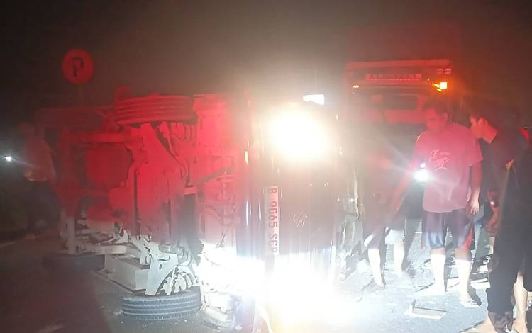 Kondisi TKP pasca insiden lakalantas di Jalan Trans Kalimantan, Km. 21, Anjir, Barito Kuala, Selasa, 31 Maret 2026. (FOTO: IST)