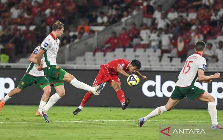 Pesepak bola Timnas Indonesia Dony Tri Pamungkas (tengah) menendang bola yang coba diadang pesepak bola Timnas Bulgaria Emil Tsenov (kiri) dan Petko Hristov (kanan) pada pertandingan final FIFA Series 2026 di Stadion Utama Gelora Bung Karno (SUGBK), Senayan, Jakarta, Senin (30/3/2026). Indonesia raih runner-up FIFA Series 2026 setelah kalah 0-1 atas Bulgaria. ANTARA FOTO/Asprilla Dwi Adha/bar (ANTARA FOTO/ASPRILLA DWI ADHA)