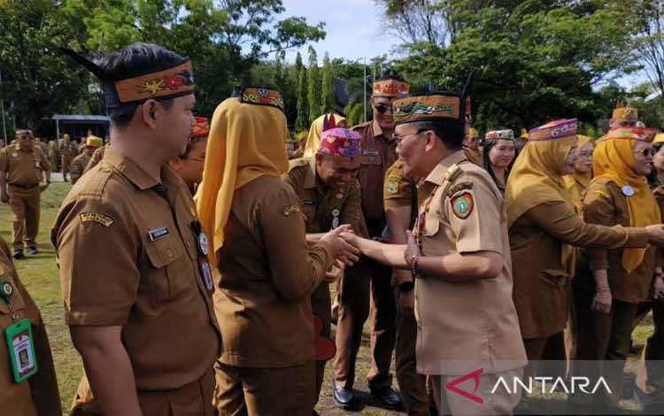Gubernur Kalteng Agustiar Sabran bersalaman dengan para ASN dalam suasana Halal Bihalal Lebaran di Palangka Raya, Selasa (31/3/2026). ANTARA/Muhammad Arif Hidayat