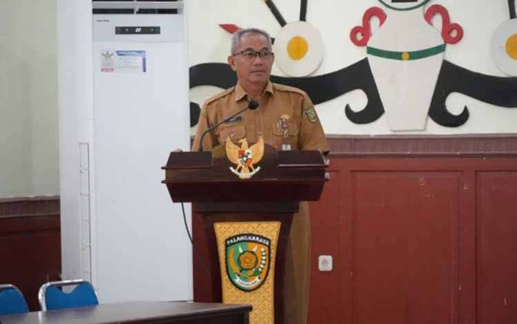 Sekda Kota Palangka Raya, Albert Tombak memberikan sambutan diacara peningkatan tata kelola kearsipan daerah melalui Koordinasi Program Kerja Pengawasan Kearsipan Tahunan (PKPKT) di aula Peteng Karuhei II, Selasa (31/3/2026). ANTARA/Rendhik Andika